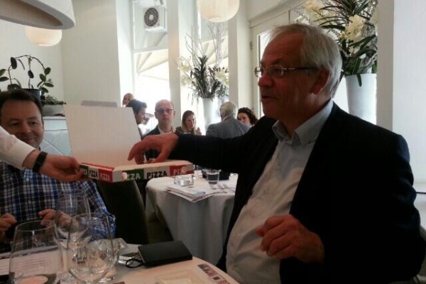 Master of Lunch Rene van Heusden eet pizza uit de doos