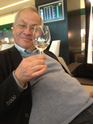 Proseccohater Rene van Heusden zit in de business class lounge van Alitalia met een glas... prosecco.