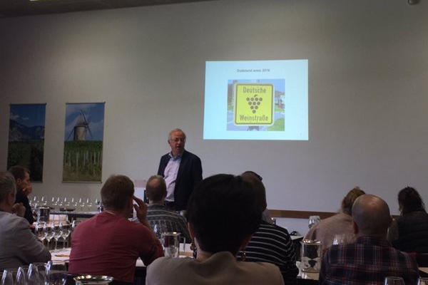 Docent aan de vinologenopleiding van de Wijnacademie (Foto: Bianca van der Ven)